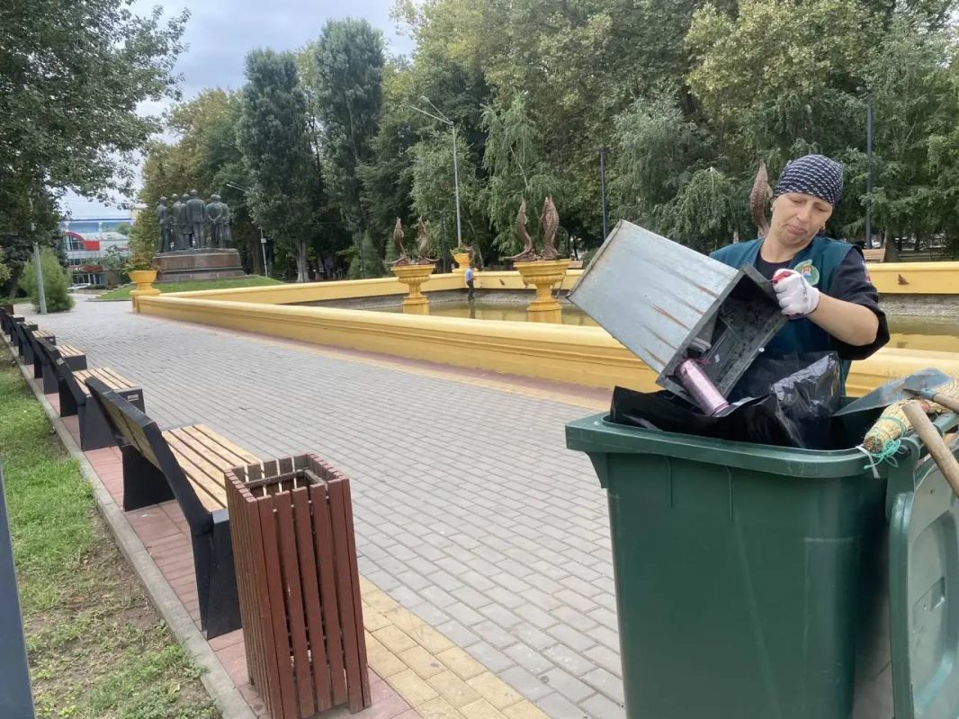 Отдел санитарной уборки МБУ «Дирекция парков и скверов» выполняет свою работу без выходных, обеспечивая чистоту и порядок на благоустроенных территориях нашей столицы Отдел санитарной уборки МБУ «Дирекция парков и скверов» выполняет свою работу без выходных, обеспечивая чистоту и порядок на благоустроенных территориях нашей столицы