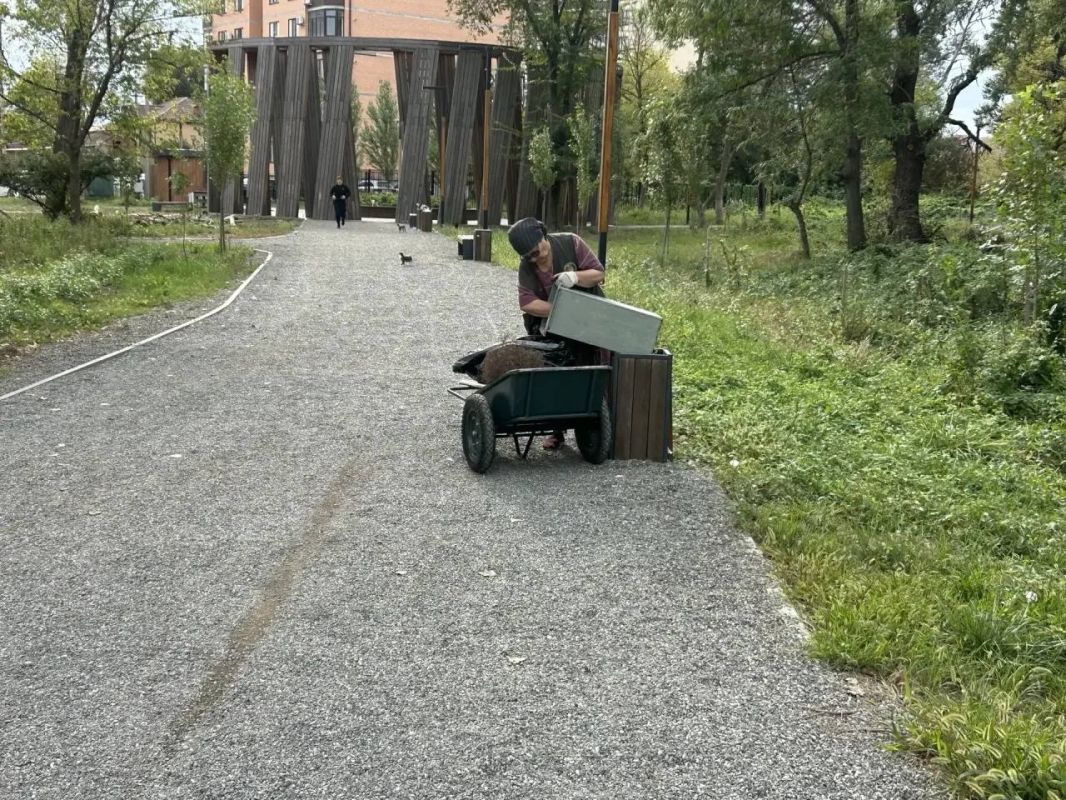 Отдел санитарной уборки МБУ «Дирекция парков и скверов» выполняет свою работу без выходных, обеспечивая чистоту и порядок на благоустроенных территориях нашей столицы Отдел санитарной уборки МБУ «Дирекция парков и скверов» выполняет свою работу без выходных, обеспечивая чистоту и порядок на благоустроенных территориях нашей столицы