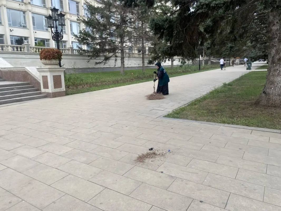 Отдел санитарной уборки МБУ «Дирекция парков и скверов» выполняет свою работу без выходных, обеспечивая чистоту и порядок на благоустроенных территориях нашей столицы Отдел санитарной уборки МБУ «Дирекция парков и скверов» выполняет свою работу без выходных, обеспечивая чистоту и порядок на благоустроенных территориях нашей столицы