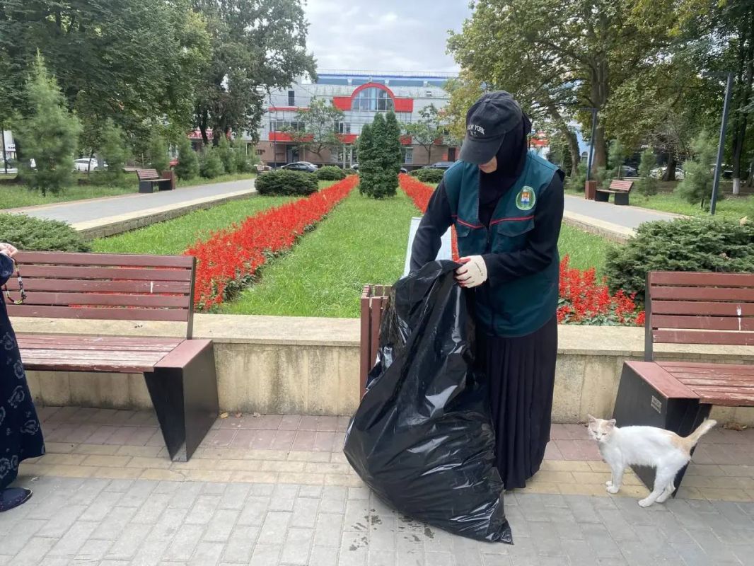 Отдел санитарной уборки МБУ «Дирекция парков и скверов» выполняет свою работу без выходных, обеспечивая чистоту и порядок на благоустроенных территориях нашей столицы Отдел санитарной уборки МБУ «Дирекция парков и скверов» выполняет свою работу без выходных, обеспечивая чистоту и порядок на благоустроенных территориях нашей столицы