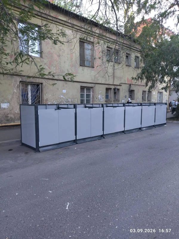 В Махачкале по поручению мэра столицы Джамбулата Салавова продолжается установка новых современных евроконтейнеров В Махачкале по поручению мэра столицы Джамбулата Салавова продолжается установка новых современных евроконтейнеров
