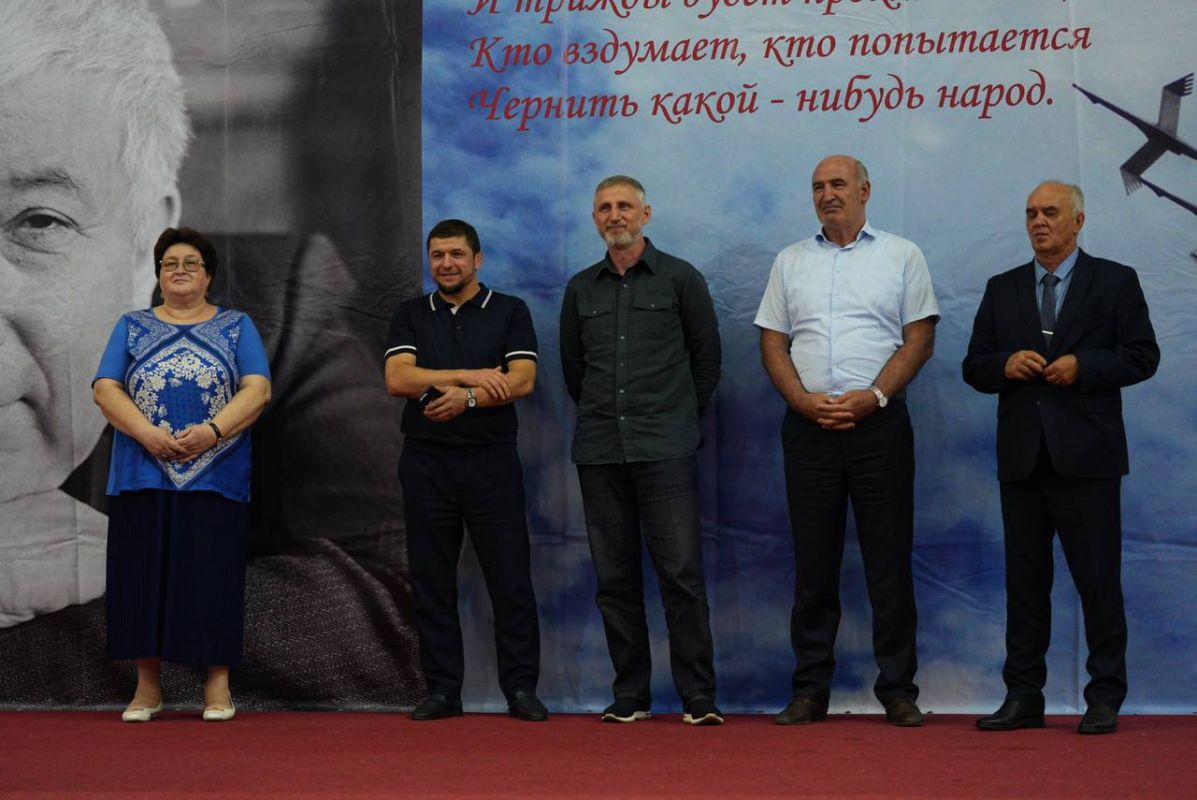 Торжественное открытие Всероссийского турнира по волейболу среди мужских команд «Кубок Дружбы», посвящённого памяти Расула Гамзатова Торжественное открытие Всероссийского турнира по волейболу среди мужских команд «Кубок Дружбы», посвящённого памяти Расула Гамзатова