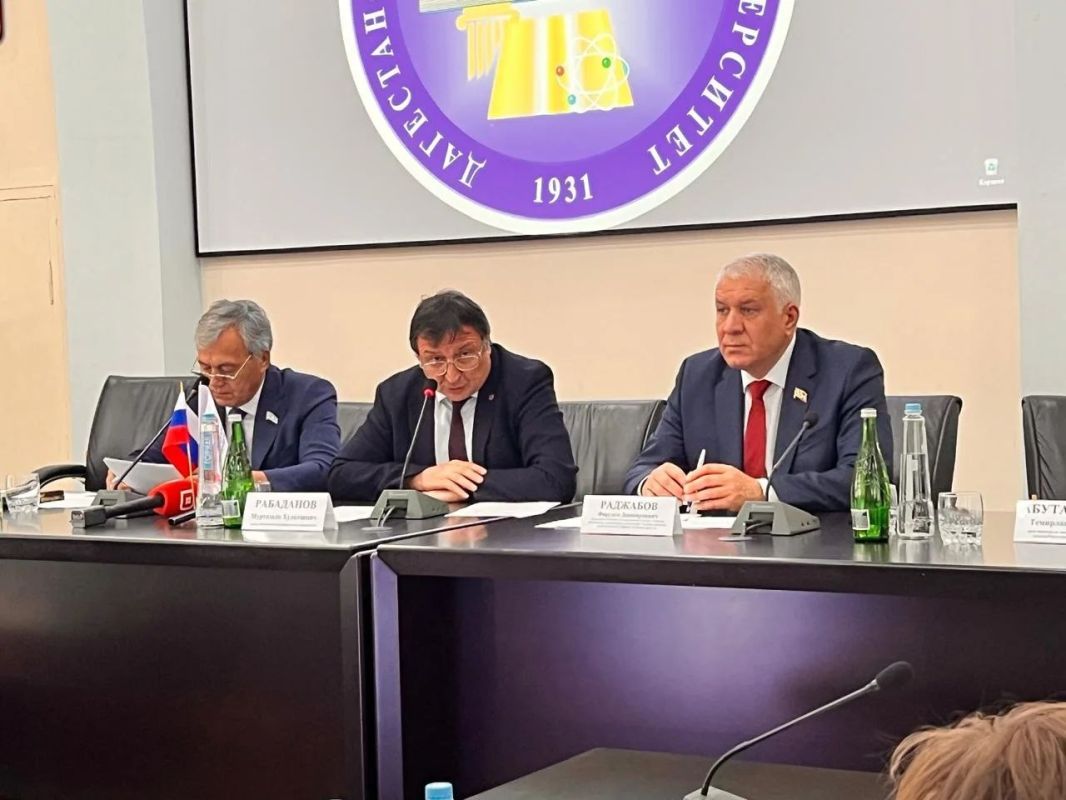 Председатель Комитета НС по национальной политике, вопросам общественных и религиозных объединений и межпарламентским связям Фирудин Раджабов и депутат НС РД, ректор ДГУ Муртузали Рабаданов приняли участие в работе круглого... Председатель Комитета НС по национальной политике, вопросам общественных и религиозных объединений и межпарламентским связям Фирудин Раджабов и депутат НС РД, ректор ДГУ Муртузали Рабаданов приняли участие в работе круглого...