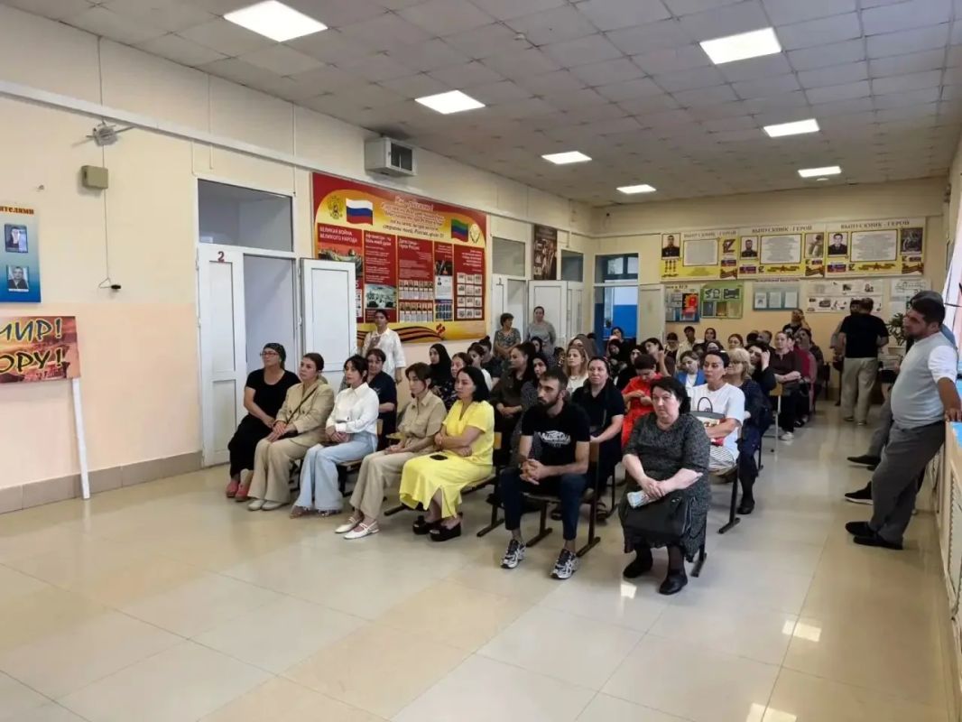 Депутаты взяли на контроль обращения педагогов и жителей Дербента Депутаты взяли на контроль обращения педагогов и жителей Дербента