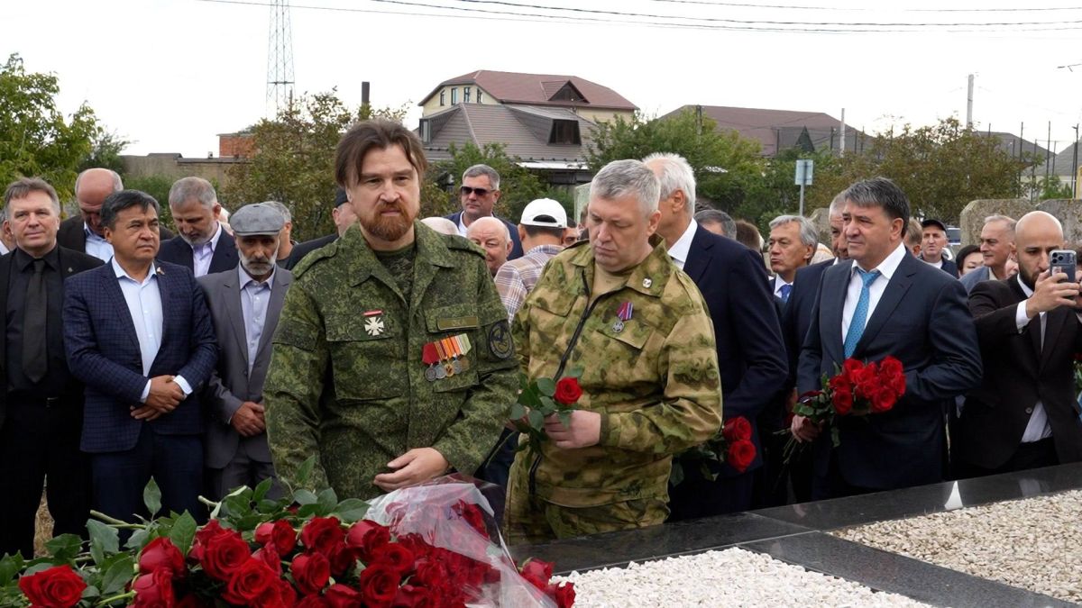 Джамбулат Салавов возложил цветы к могиле Расула Гамзатова Джамбулат Салавов возложил цветы к могиле Расула Гамзатова