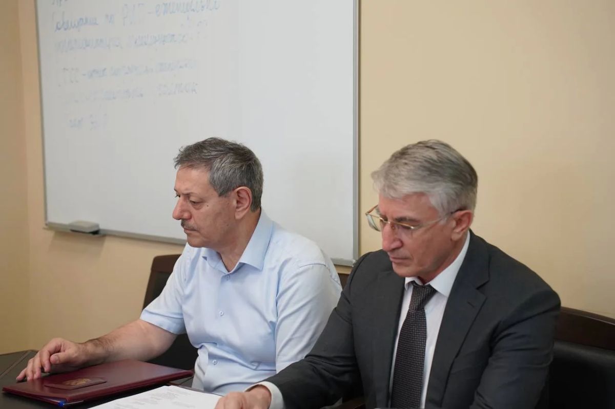 В Минэнерго РД обсудили стабилизацию цен на моторное топливо В Минэнерго РД обсудили стабилизацию цен на моторное топливо