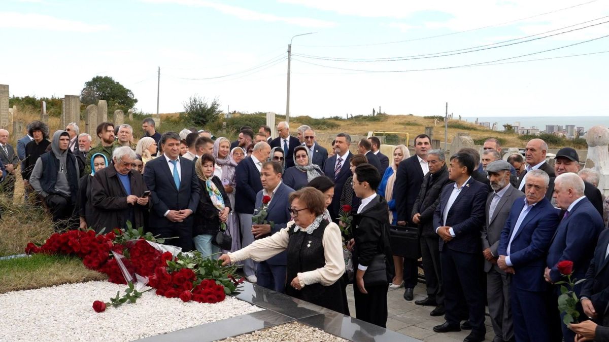 Джамбулат Салавов возложил цветы к могиле Расула Гамзатова Джамбулат Салавов возложил цветы к могиле Расула Гамзатова