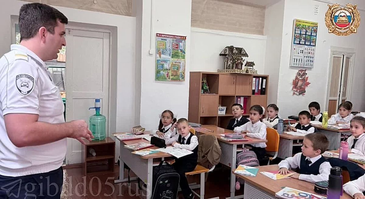 В рамках третьего этапа профилактической акции «Внимание – дети!», приуроченной к началу нового учебного года, сотрудники Госавтоинспекции продолжают встречаться с учащимися образовательных организаций республики