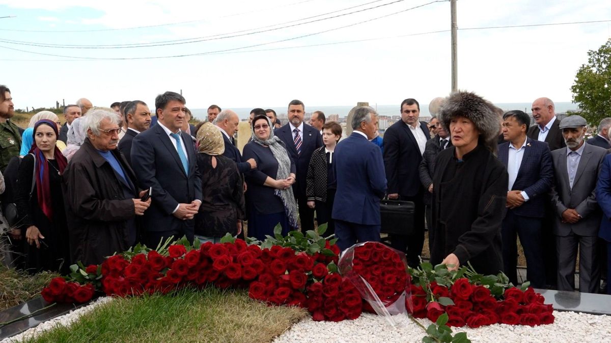 Джамбулат Салавов возложил цветы к могиле Расула Гамзатова Джамбулат Салавов возложил цветы к могиле Расула Гамзатова