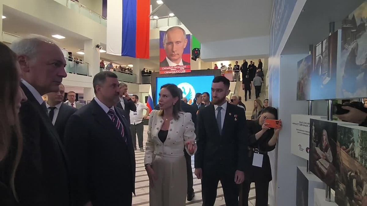 Дом народов России представил на площадке Межрегиональной конференции представил выставку «17 традиционных ценностей России»