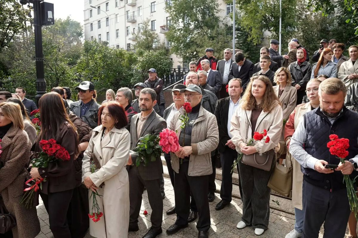 В Москве почтили память Расула Гамзатова возложением цветов к памятнику «Журавли» В Москве почтили память Расула Гамзатова возложением цветов к памятнику «Журавли»