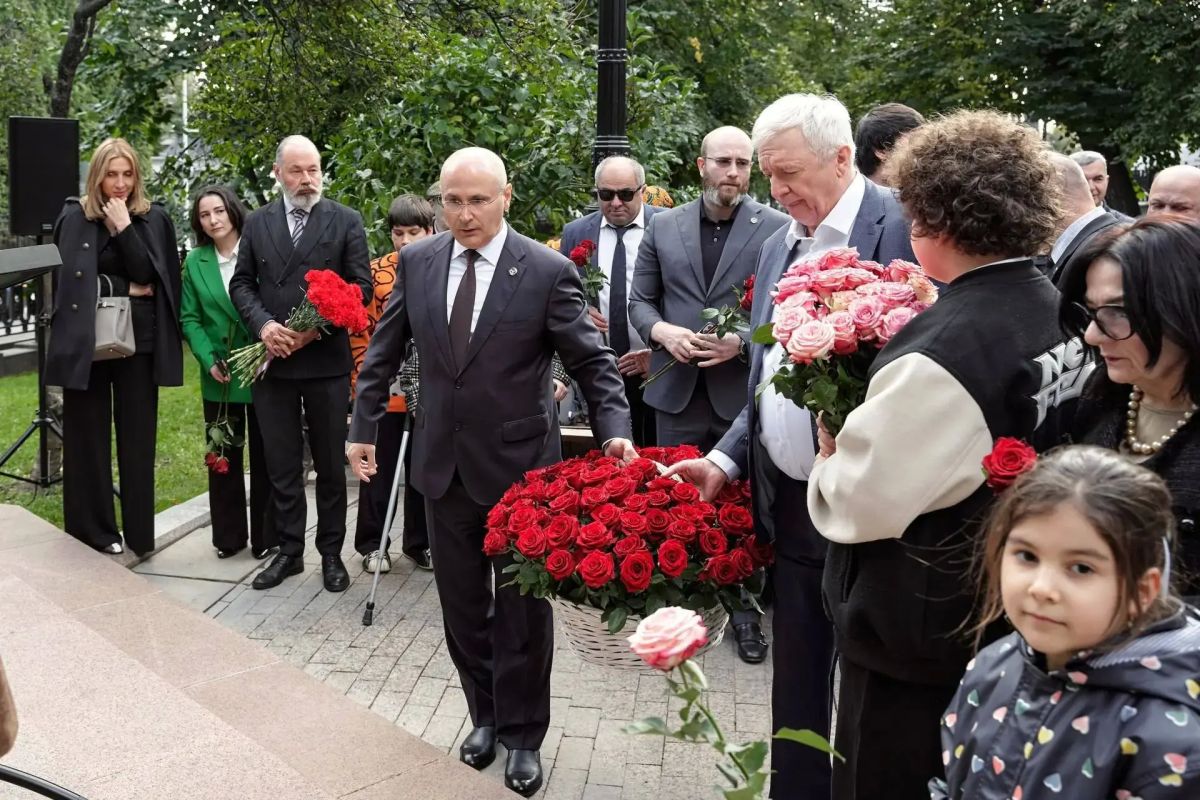 В Москве почтили память Расула Гамзатова возложением цветов к памятнику «Журавли» В Москве почтили память Расула Гамзатова возложением цветов к памятнику «Журавли»