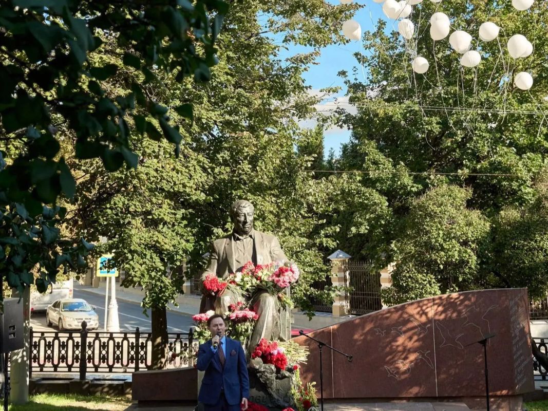В Москве почтили память Расула Гамзатова возложением цветов к памятнику «Журавли» В Москве почтили память Расула Гамзатова возложением цветов к памятнику «Журавли»