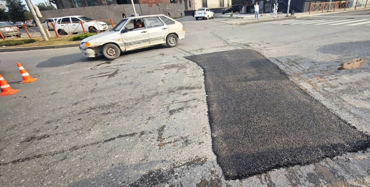 Дорожная служба Центра организации дорожного движения (ЦОДД) в настоящее время осуществляет ремонтные работы на важном транспортном узле — пересечении проспекта Имама Шамиля и улицы Магомеда Ярагского Дорожная служба Центра организации дорожного движения (ЦОДД) в настоящее время осуществляет ремонтные работы на важном транспортном узле — пересечении проспекта Имама Шамиля и улицы Магомеда Ярагского