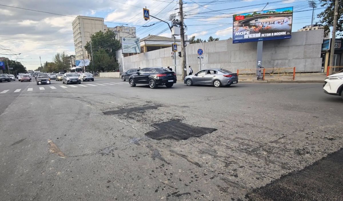 Дорожная служба Центра организации дорожного движения (ЦОДД) в настоящее время осуществляет ремонтные работы на важном транспортном узле — пересечении проспекта Имама Шамиля и улицы Магомеда Ярагского Дорожная служба Центра организации дорожного движения (ЦОДД) в настоящее время осуществляет ремонтные работы на важном транспортном узле — пересечении проспекта Имама Шамиля и улицы Магомеда Ярагского