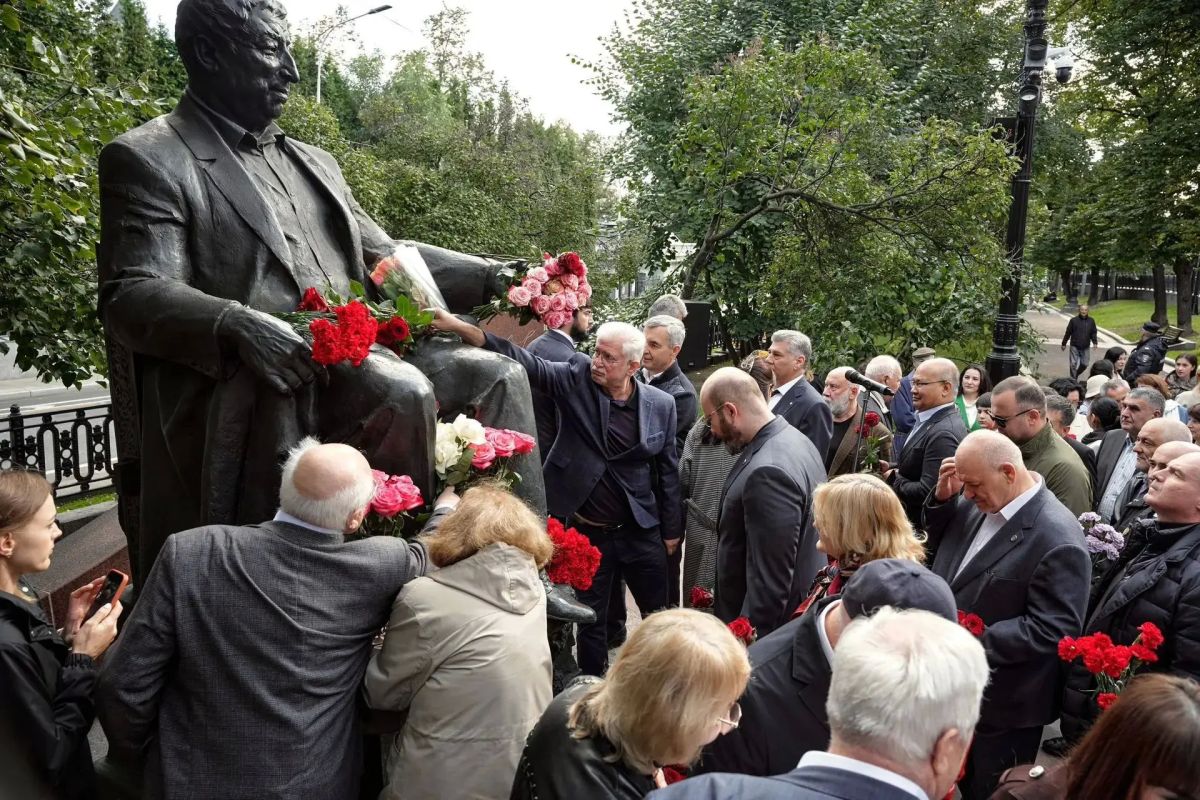 В Москве почтили память Расула Гамзатова возложением цветов к памятнику «Журавли» В Москве почтили память Расула Гамзатова возложением цветов к памятнику «Журавли»