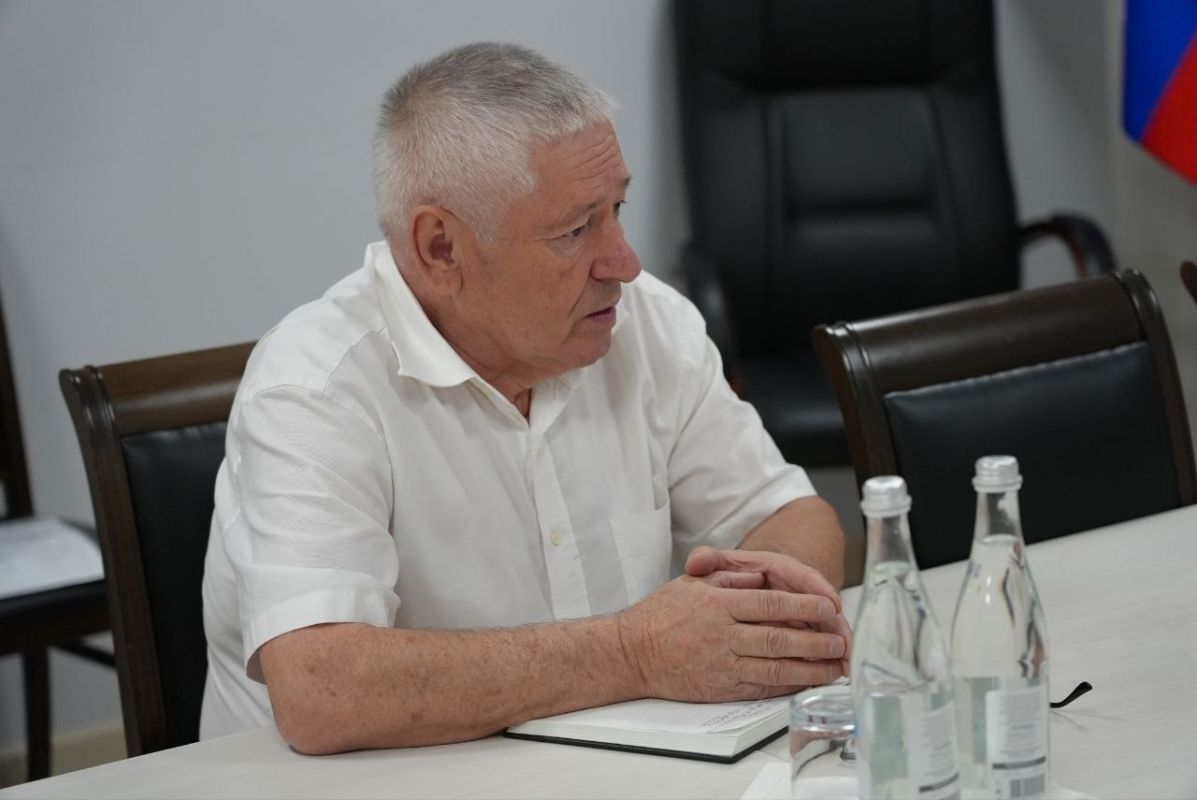 Врио министра промышленности и торговли Дагестана провел выездной прием граждан в Каспийске Врио министра промышленности и торговли Дагестана провел выездной прием граждан в Каспийске