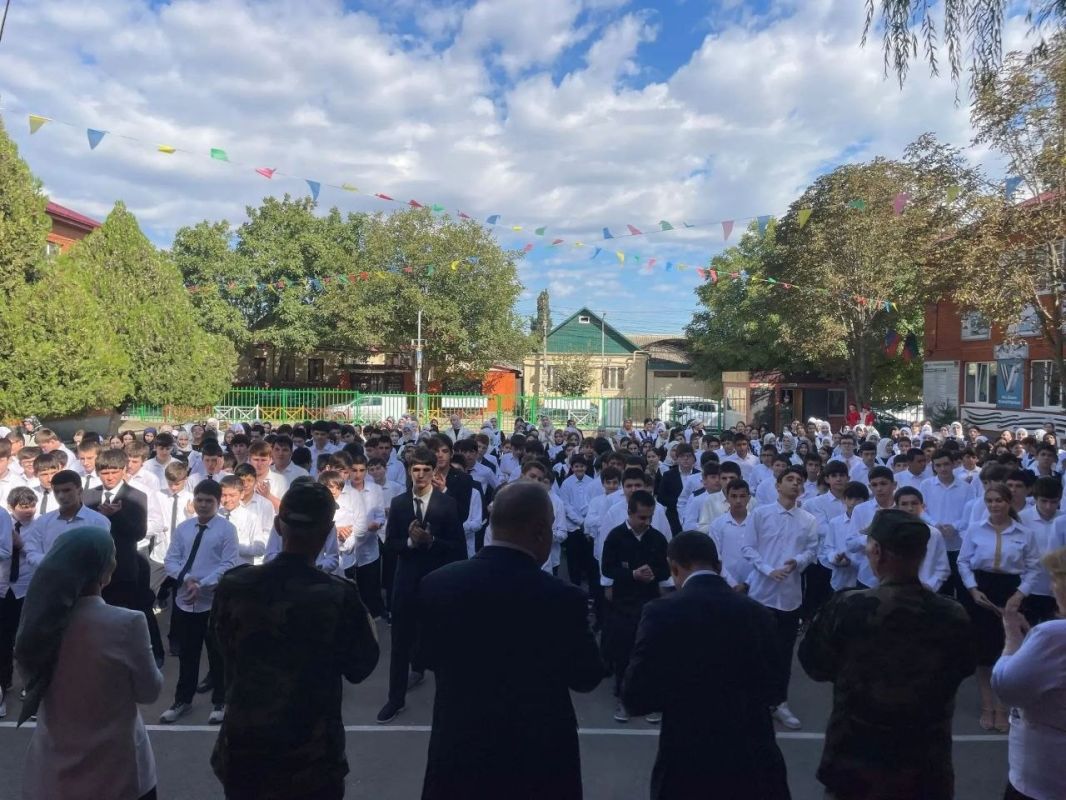 Депутат НС РД Руслан Ибрагимов посетил гимназию №2 им. А. Сайтиева в Хасавюрте, где принял участие в торжественной линейке Депутат НС РД Руслан Ибрагимов посетил гимназию №2 им. А. Сайтиева в Хасавюрте, где принял участие в торжественной линейке