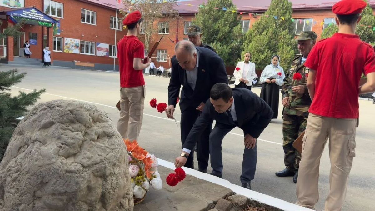 Депутат НС РД Руслан Ибрагимов посетил гимназию №2 им. А. Сайтиева в Хасавюрте, где принял участие в торжественной линейке Депутат НС РД Руслан Ибрагимов посетил гимназию №2 им. А. Сайтиева в Хасавюрте, где принял участие в торжественной линейке