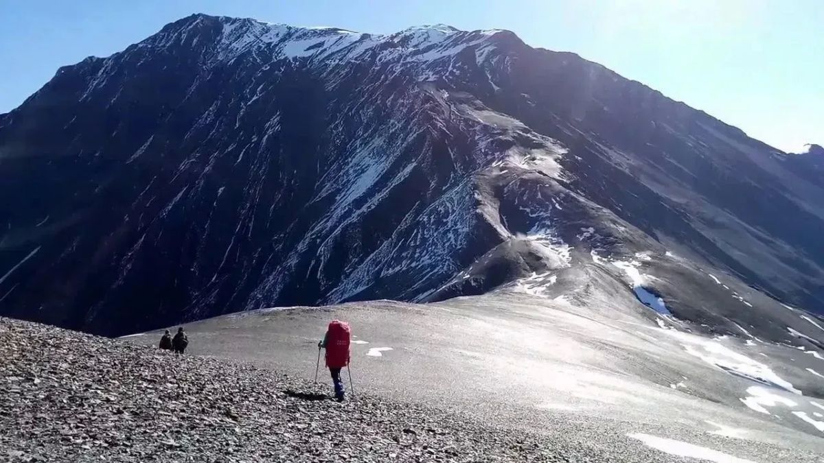 В Докузпаринском районе на горе Шалбуздаг со скалы упал человек