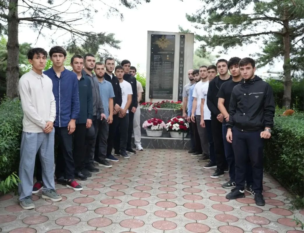 В Дагестане продолжаются молодежные патриотические походы по местам событий 1999 года Очередной поход прошел на территории Буйнакского района. В селе Карамахи активисты Движения Первых, студенты вместе с заместителем... В Дагестане продолжаются молодежные патриотические походы по местам событий 1999 года Очередной поход прошел на территории Буйнакского района. В селе Карамахи активисты Движения Первых, студенты вместе с заместителем...