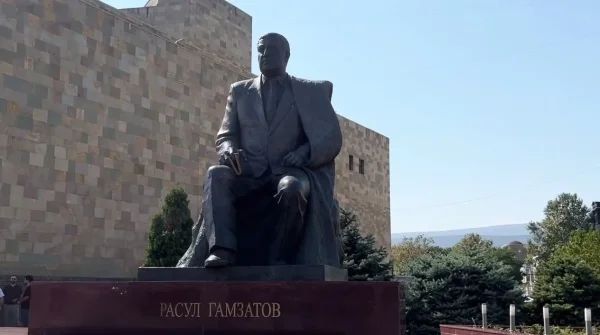 Федор Щукин и Валентина Матвиенко возложили цветы к памятникам Расула Гамзатова и Магомедали Магомедова Федор Щукин и Валентина Матвиенко возложили цветы к памятникам Расула Гамзатова и Магомедали Магомедова
