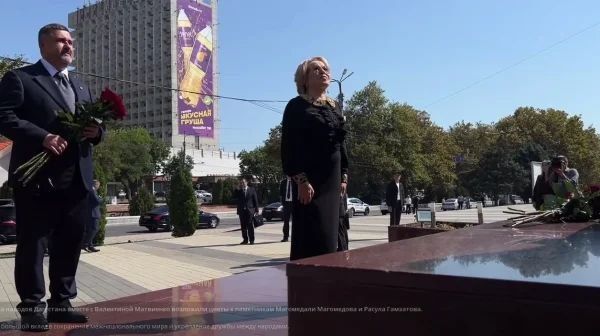 Федор Щукин и Валентина Матвиенко возложили цветы к памятникам Расула Гамзатова и Магомедали Магомедова Федор Щукин и Валентина Матвиенко возложили цветы к памятникам Расула Гамзатова и Магомедали Магомедова