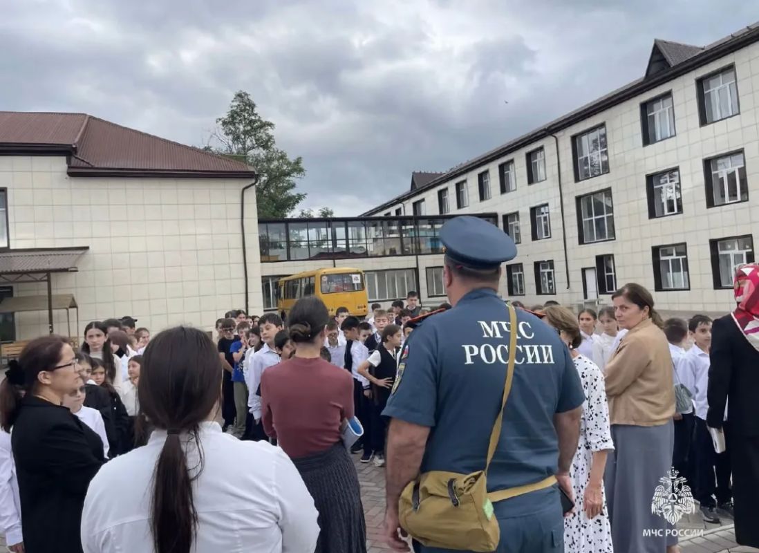 От теории к практике. В Сергокалинском районе государственные инспекторы по пожарному надзору провели урок безопасности для учащихся и персонала Сергокалинской СОШ №2 имени Героя России Магомеда Нурбагандова От теории к практике. В Сергокалинском районе государственные инспекторы по пожарному надзору провели урок безопасности для учащихся и персонала Сергокалинской СОШ №2 имени Героя России Магомеда Нурбагандова