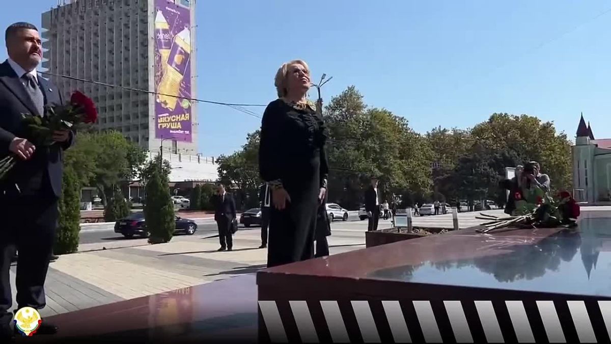 Фёдор Щукин и Валентина Матвиенко почтили память Магомедали Магомедова и Расула Гамзатова