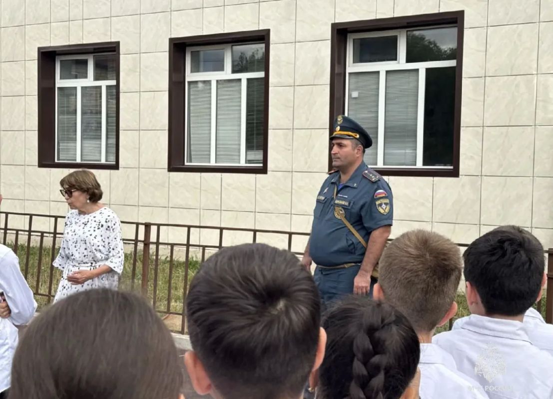 От теории к практике. В Сергокалинском районе государственные инспекторы по пожарному надзору провели урок безопасности для учащихся и персонала Сергокалинской СОШ №2 имени Героя России Магомеда Нурбагандова От теории к практике. В Сергокалинском районе государственные инспекторы по пожарному надзору провели урок безопасности для учащихся и персонала Сергокалинской СОШ №2 имени Героя России Магомеда Нурбагандова
