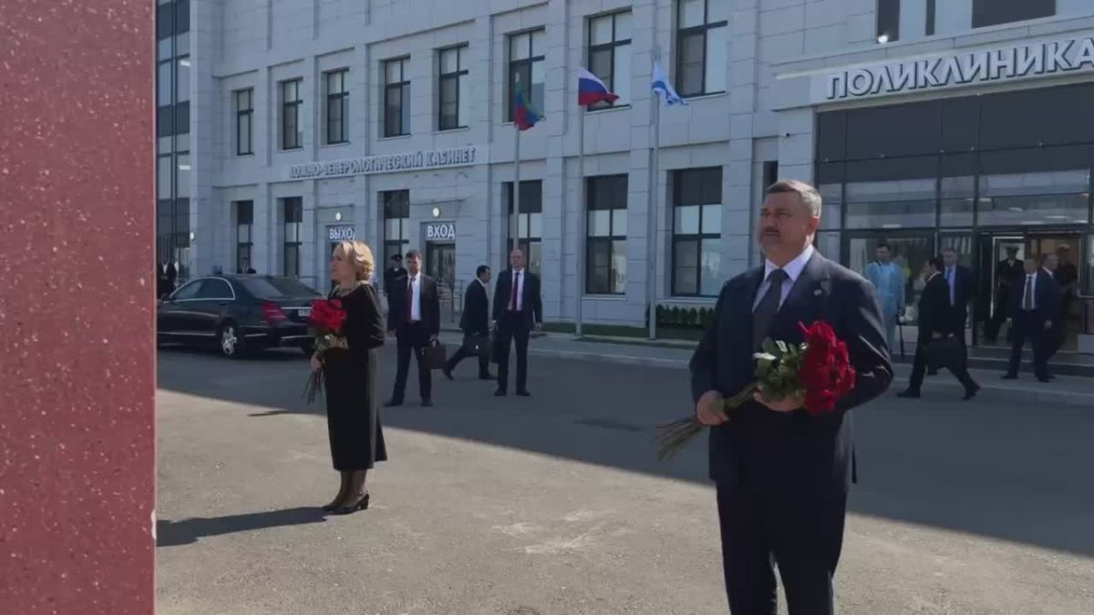 Фёдор Щукин: Вместе с председателем Совета Федерации Валентиной Матвиенко возложили цветы к мемориалу, установленному на территории военного госпиталя в Махачкале