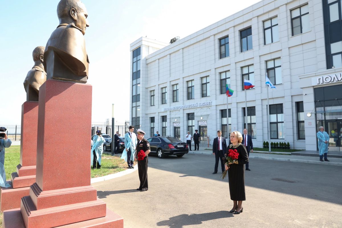 Председатель Совета Федерации Валентина Матвиенко находится с рабочей поездкой в Республике Дагестан Спикер верхней палаты вместе с временно исполняющим обязанности главы Республики Дагестан Фёдором Щукиным и командующим... Председатель Совета Федерации Валентина Матвиенко находится с рабочей поездкой в Республике Дагестан Спикер верхней палаты вместе с временно исполняющим обязанности главы Республики Дагестан Фёдором Щукиным и командующим...