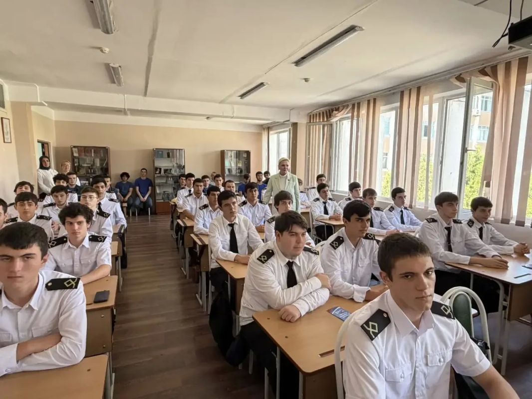 Встретилась со студентами и преподавателями Колледжа машиностроения и сервиса им. С. Орджоникидзе. Разговор получился живым и честным Встретилась со студентами и преподавателями Колледжа машиностроения и сервиса им. С. Орджоникидзе. Разговор получился живым и честным