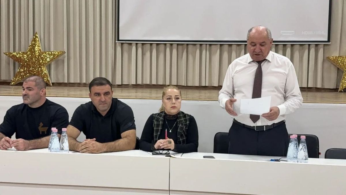 Депутат НС РД Имран Аваев провел встречу с педагогическим коллективом и родительским активом школы № 61 города Махачкалы Депутат НС РД Имран Аваев провел встречу с педагогическим коллективом и родительским активом школы № 61 города Махачкалы