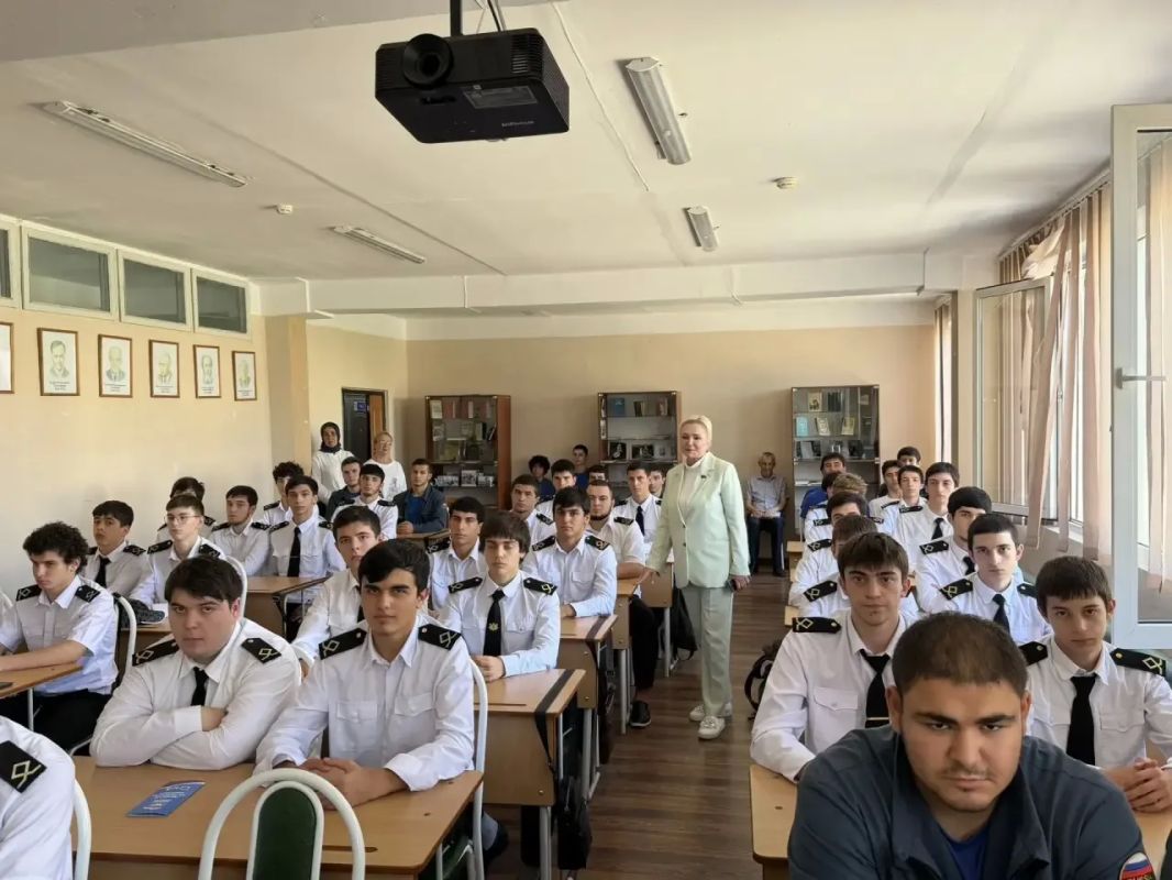Встретилась со студентами и преподавателями Колледжа машиностроения и сервиса им. С. Орджоникидзе. Разговор получился живым и честным Встретилась со студентами и преподавателями Колледжа машиностроения и сервиса им. С. Орджоникидзе. Разговор получился живым и честным