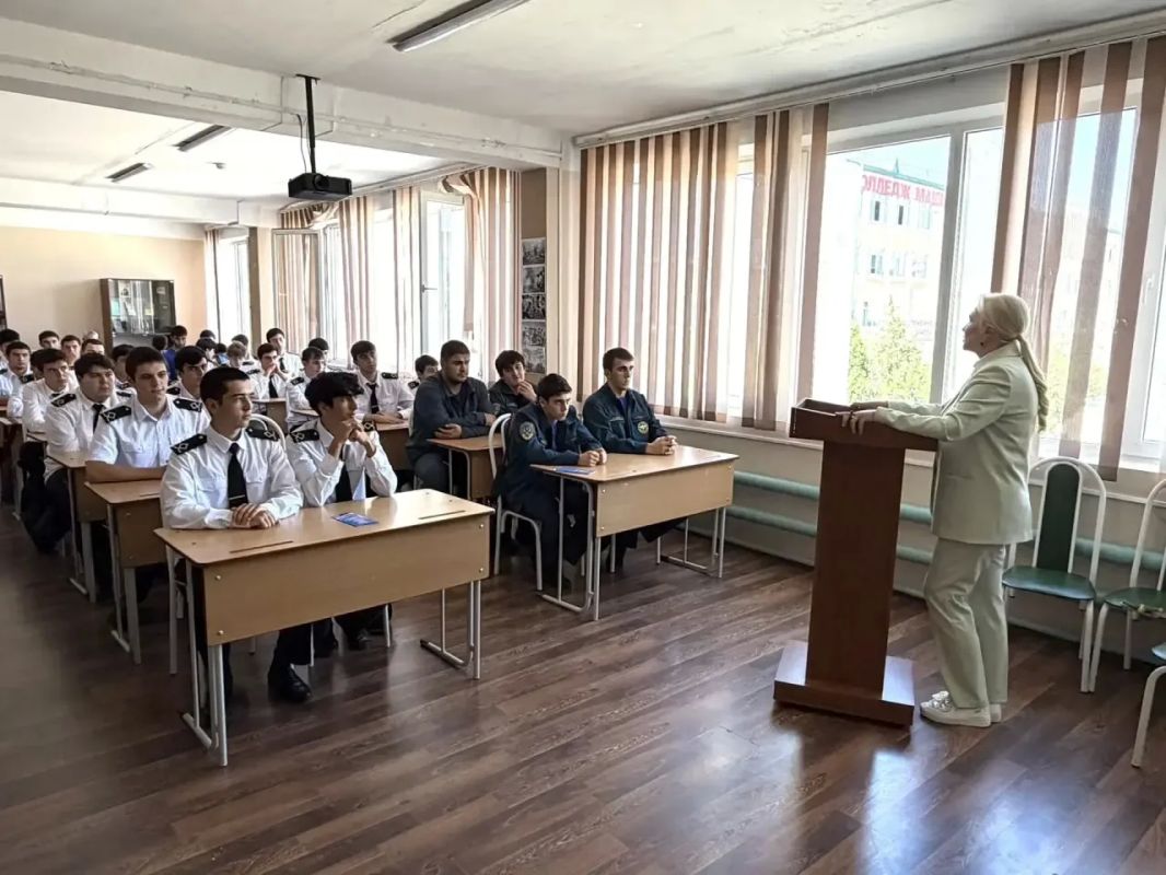 Встретилась со студентами и преподавателями Колледжа машиностроения и сервиса им. С. Орджоникидзе. Разговор получился живым и честным Встретилась со студентами и преподавателями Колледжа машиностроения и сервиса им. С. Орджоникидзе. Разговор получился живым и честным
