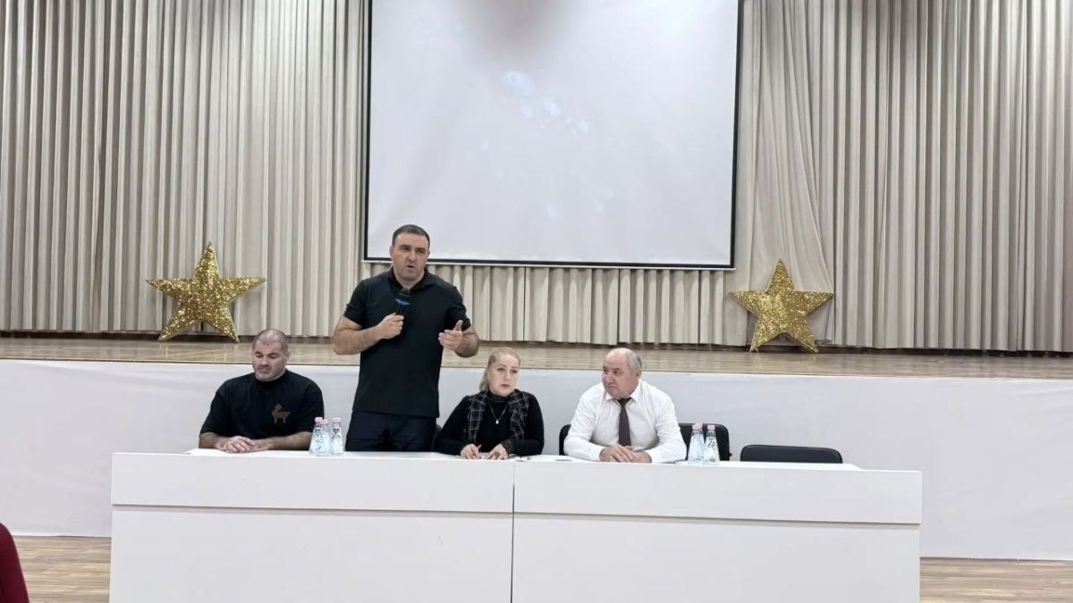 Депутат НС РД Имран Аваев провел встречу с педагогическим коллективом и родительским активом школы № 61 города Махачкалы