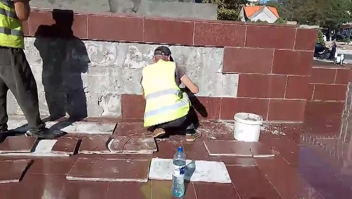 На проспекте Расула Гамзатова, у здания Русского театра, проводятся работы по восстановлению памятника Расулу Гамзатову