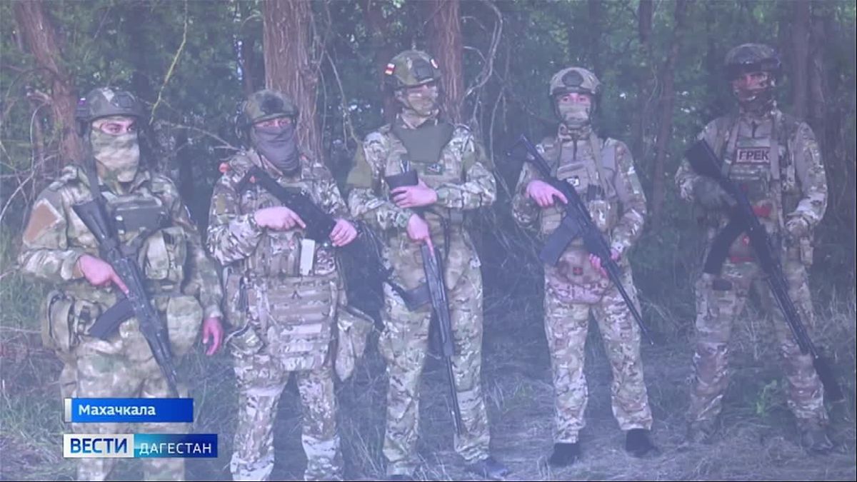 В Махачкале на площадке Русского драматического театра открылась фотовыставка о бойцах Добровольческого корпуса Минобороны России