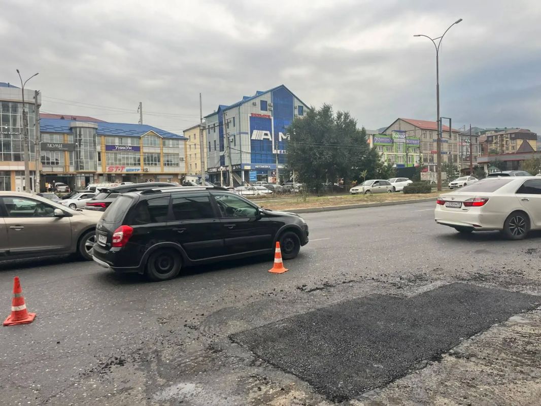 Дорожники Махачкалы провели работы по укладке асфальта на проспекте Акушинского Дорожники Махачкалы провели работы по укладке асфальта на проспекте Акушинского