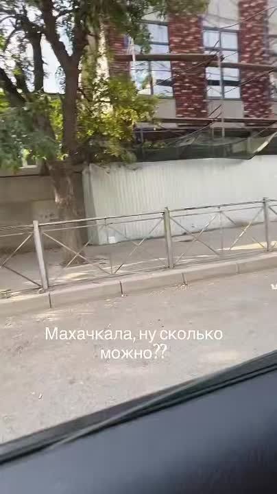 В медиапространстве получил распространение видеоролик, на котором сотрудник МБУ «Благоустройство» убирает мусор, оставленный в неположенном месте на территории остановочного пункта
