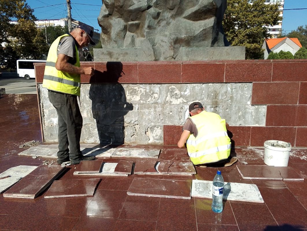 На проспекте Расула Гамзатова, у здания Русского театра, проводятся работы по восстановлению памятника Расулу Гамзатову На проспекте Расула Гамзатова, у здания Русского театра, проводятся работы по восстановлению памятника Расулу Гамзатову