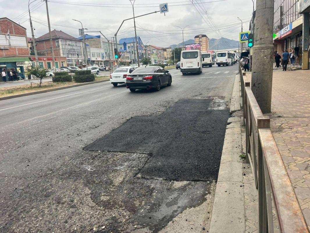 Дорожники Махачкалы провели работы по укладке асфальта на проспекте Акушинского Дорожники Махачкалы провели работы по укладке асфальта на проспекте Акушинского