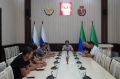 17 сентября заместитель главы администрации городского округа «город Дербент» Ахмед Казиахмедов провел совещание с руководителями и представителями подрядных строительных организаций