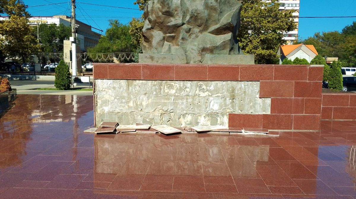 На проспекте Расула Гамзатова, у здания Русского театра, проводятся работы по восстановлению памятника Расулу Гамзатову На проспекте Расула Гамзатова, у здания Русского театра, проводятся работы по восстановлению памятника Расулу Гамзатову