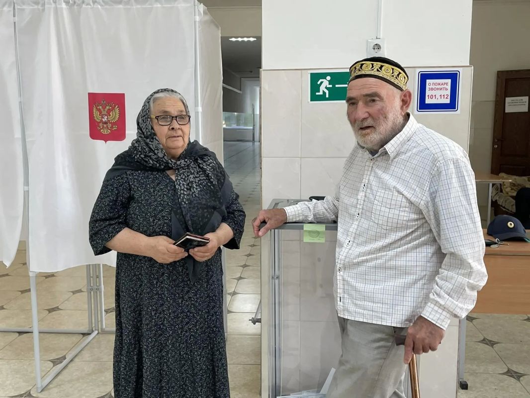Семья Терикбаевых, прожившая в браке более 60 лет, проголосовала на выборах депутатов Государственной Думы и депутатов Народного Собрания РД на участке № 0123 в селе Адиль-Янгиюрт Бабаюртовского района