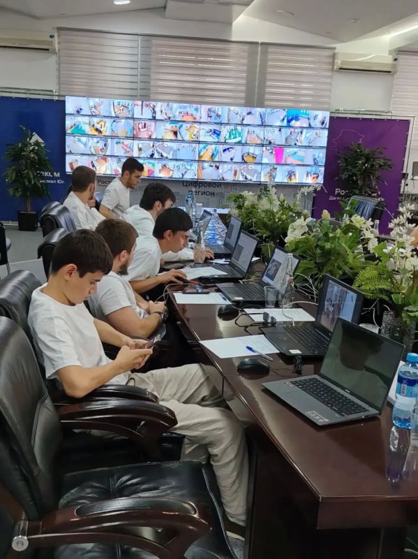 В общественном штабе по наблюдению за выборами установлены около 50 мониторов, которые в режиме реального времени показывают происходящее на избирательных участках