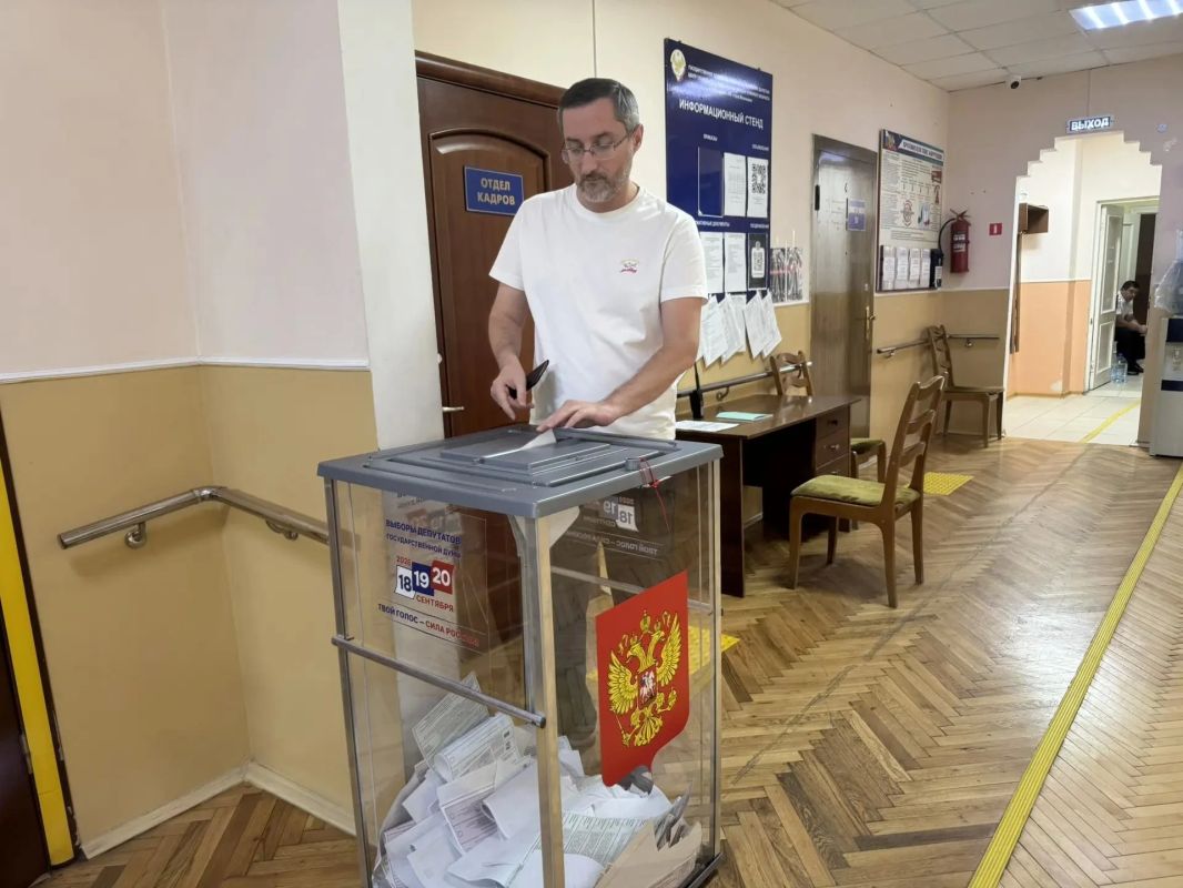 Сотрудники Минпромторга Дагестана проголосовали на избирательных участках в рамках парламентских выборов