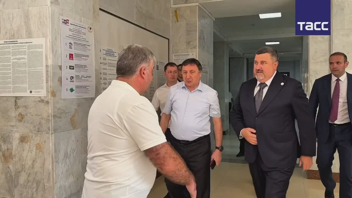 Временно исполняющий обязанности главы Дагестана Федор Щукин на одном из избирательных участков Махачкалы проголосовал на выборах депутатов Государственной думы и парламента республики, передает корреспондент ТАСС