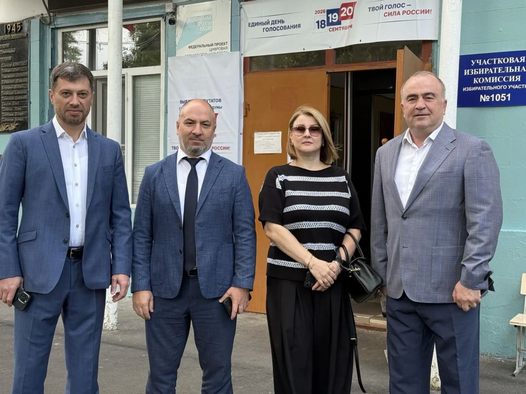 В первый день голосования врио министра экономики и территориального развития Республики Дагестан Адильхан Ахмедов вместе с коллегами принял участие в голосовании на выборах В первый день голосования врио министра экономики и территориального развития Республики Дагестан Адильхан Ахмедов вместе с коллегами принял участие в голосовании на выборах